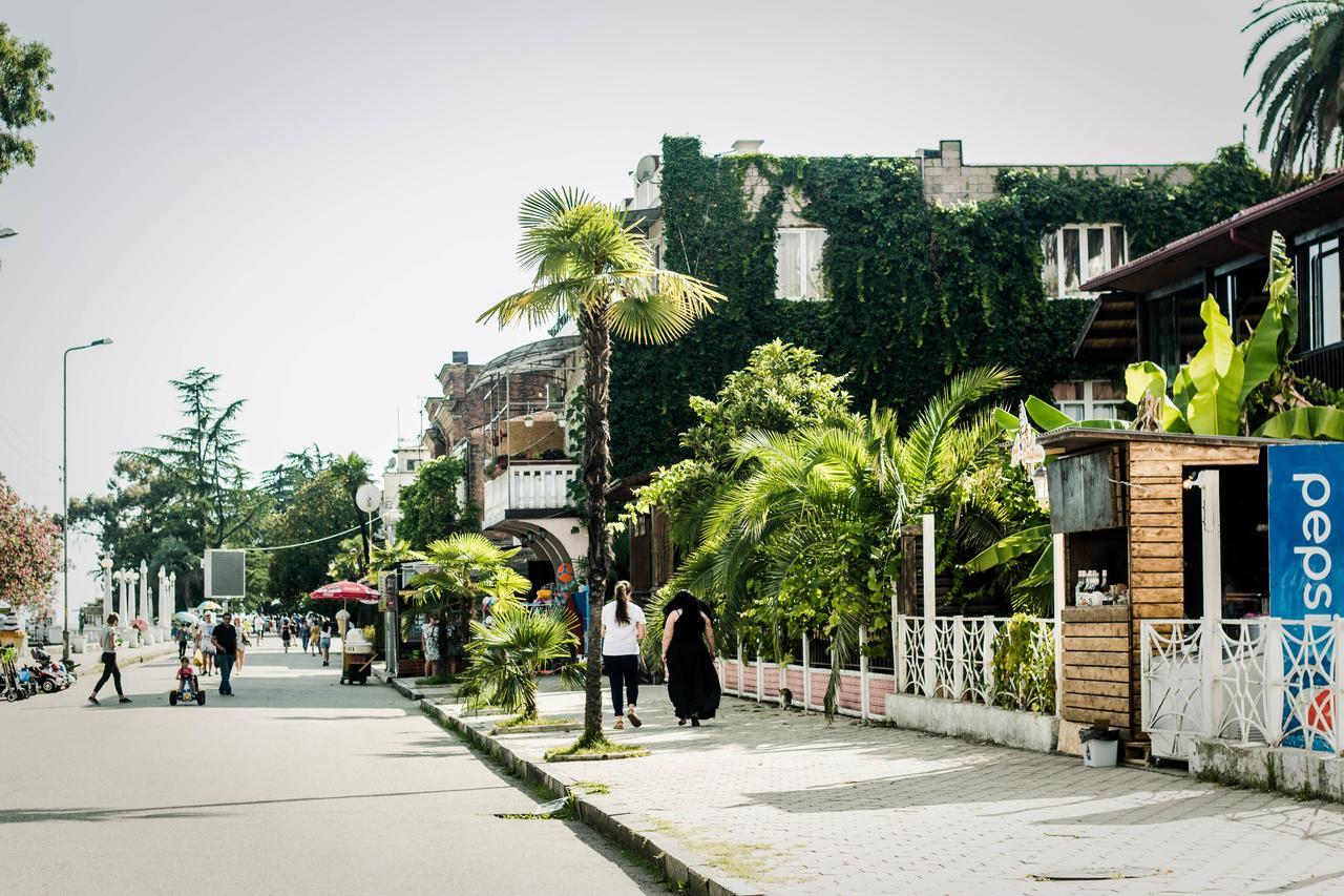 Guest House Esma Sukhumi Ngoại thất bức ảnh