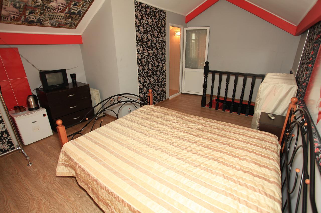 Guest House Esma Sukhumi Ngoại thất bức ảnh