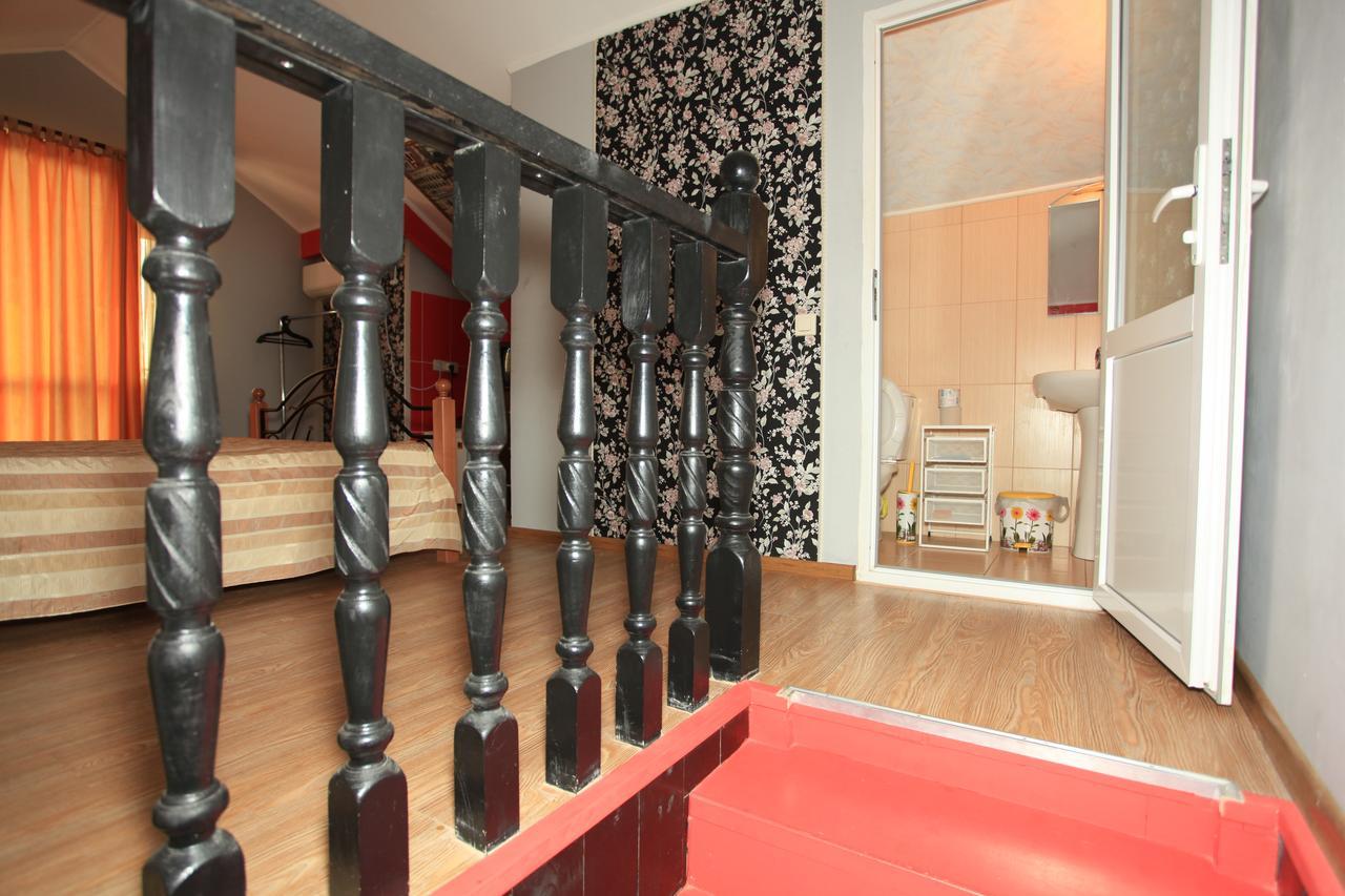 Guest House Esma Sukhumi Ngoại thất bức ảnh