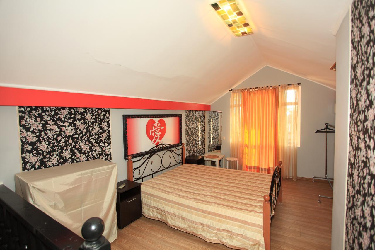 Guest House Esma Sukhumi Ngoại thất bức ảnh