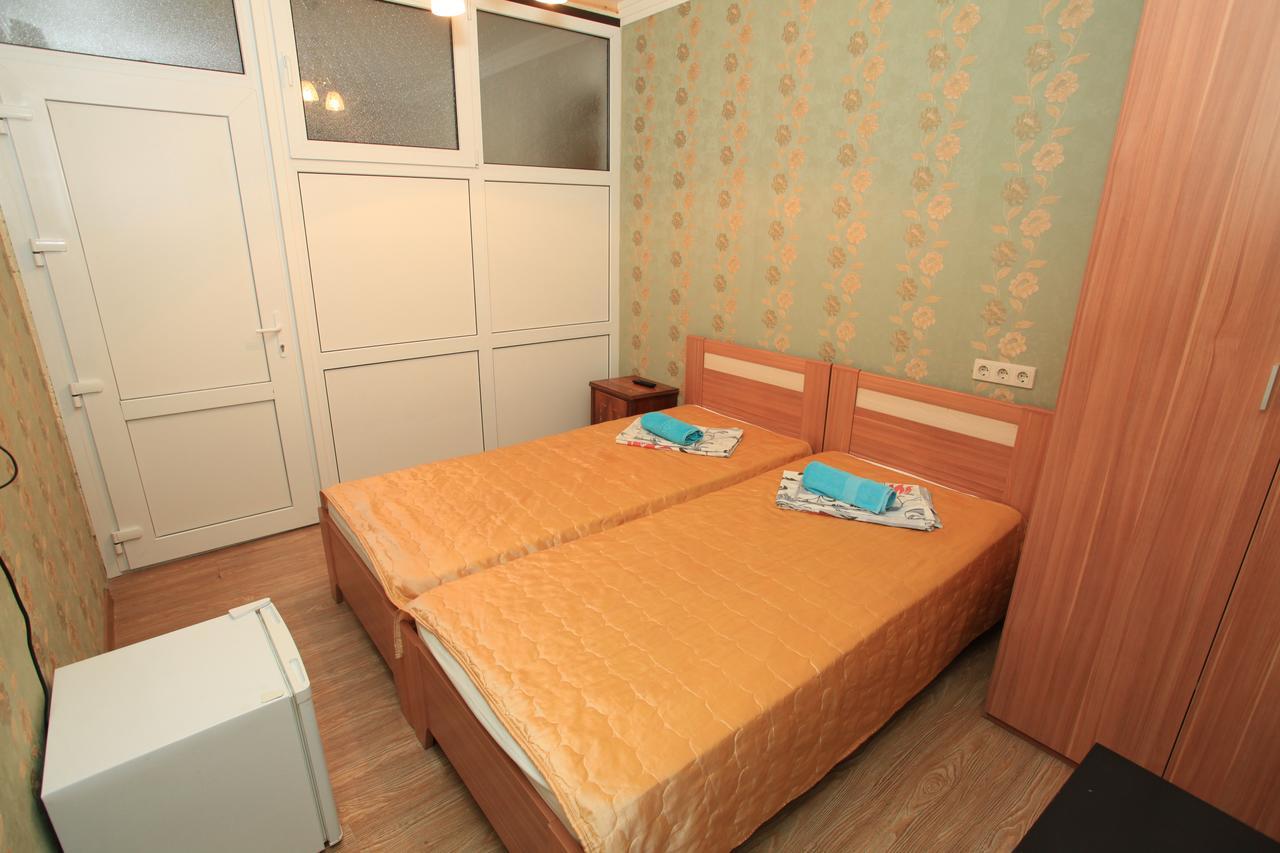 Guest House Esma Sukhumi Ngoại thất bức ảnh