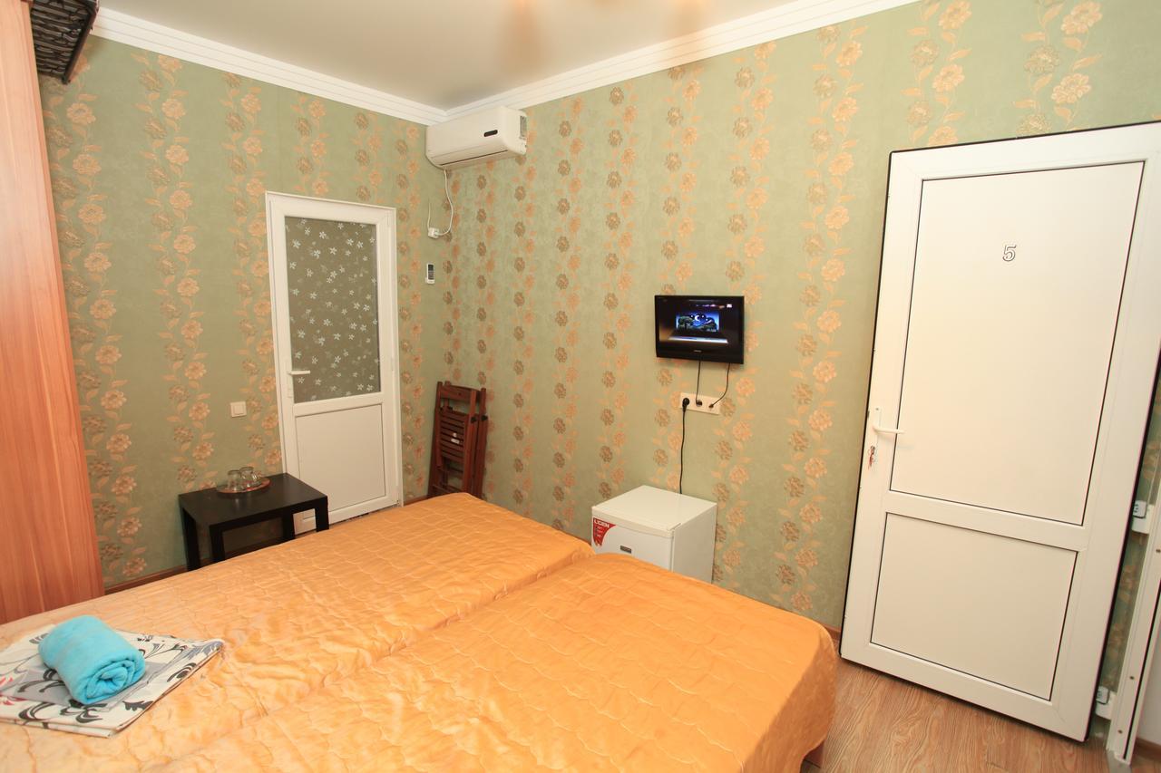 Guest House Esma Sukhumi Ngoại thất bức ảnh