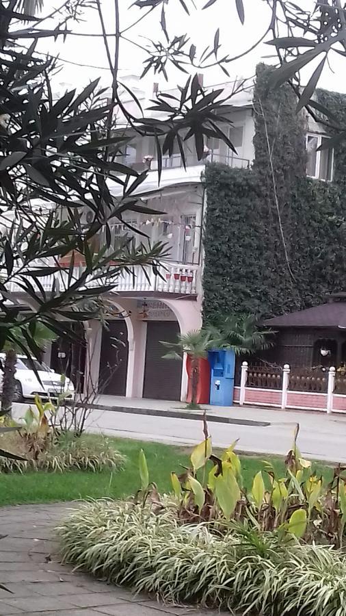 Guest House Esma Sukhumi Ngoại thất bức ảnh